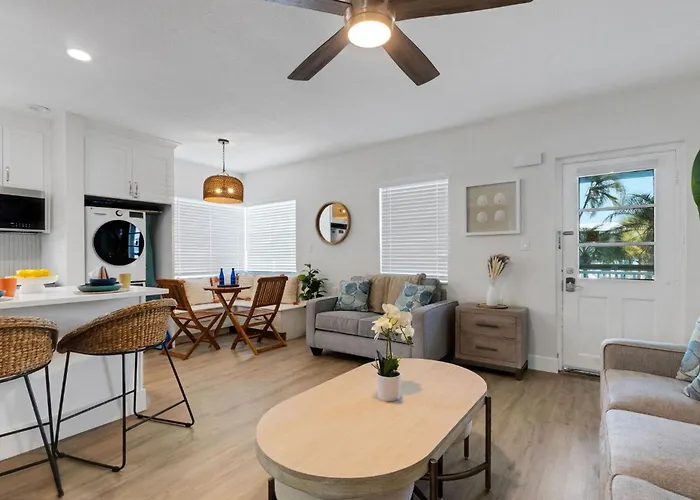 With Heated Pool & Fishing Dock - Steps To - Coral D-1 Apartment *