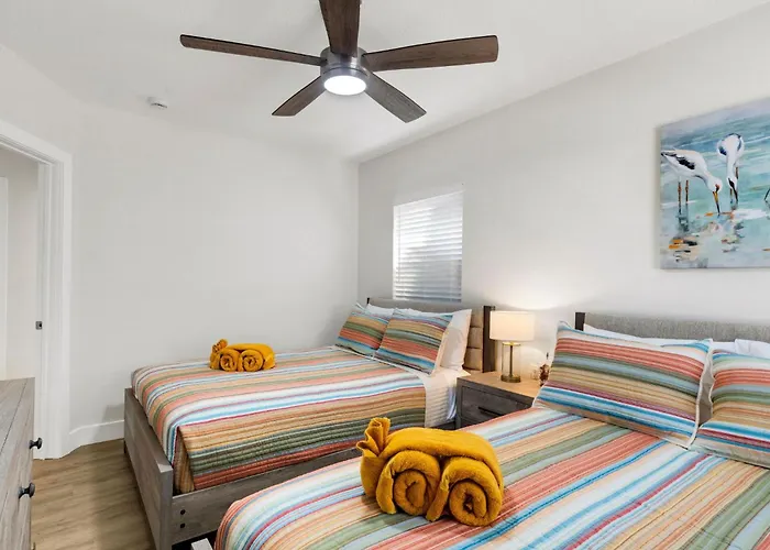 Apartment With Heated Pool & Fishing Dock - Steps To - Coral D-1 *